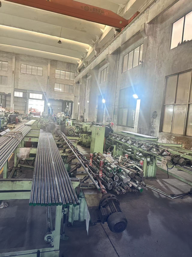 Centerless grinding machine for piston rod