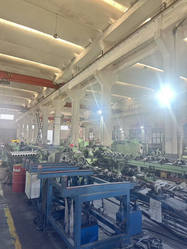 Centerless grinding machine for piston rod